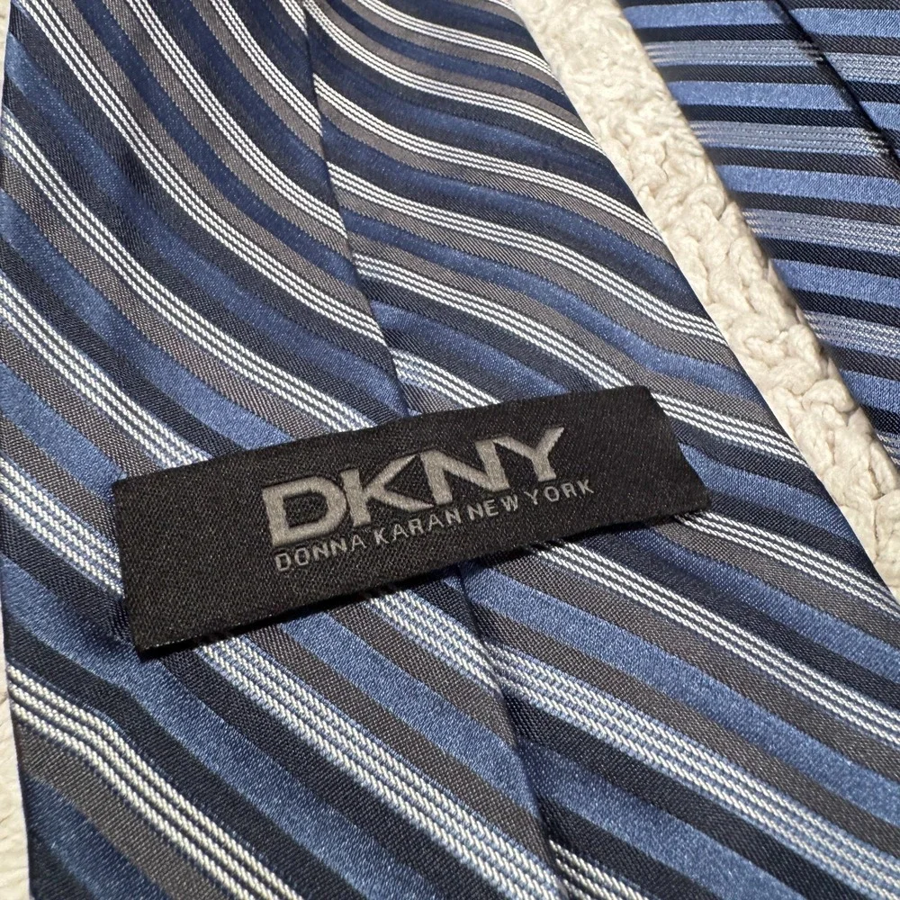 DKNY Tie Blue‎ Diagonal Stripe 100% Silk Preppy Old Money Business Modern Casual